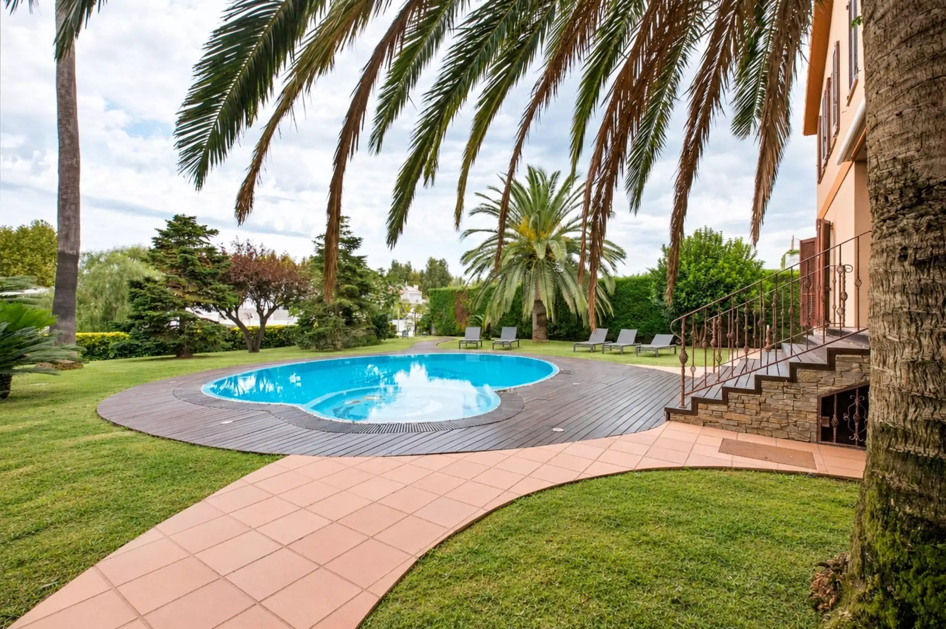 Luxury, Sea Views and High Returns: Exclusive Villa with 24 m Private Mooring