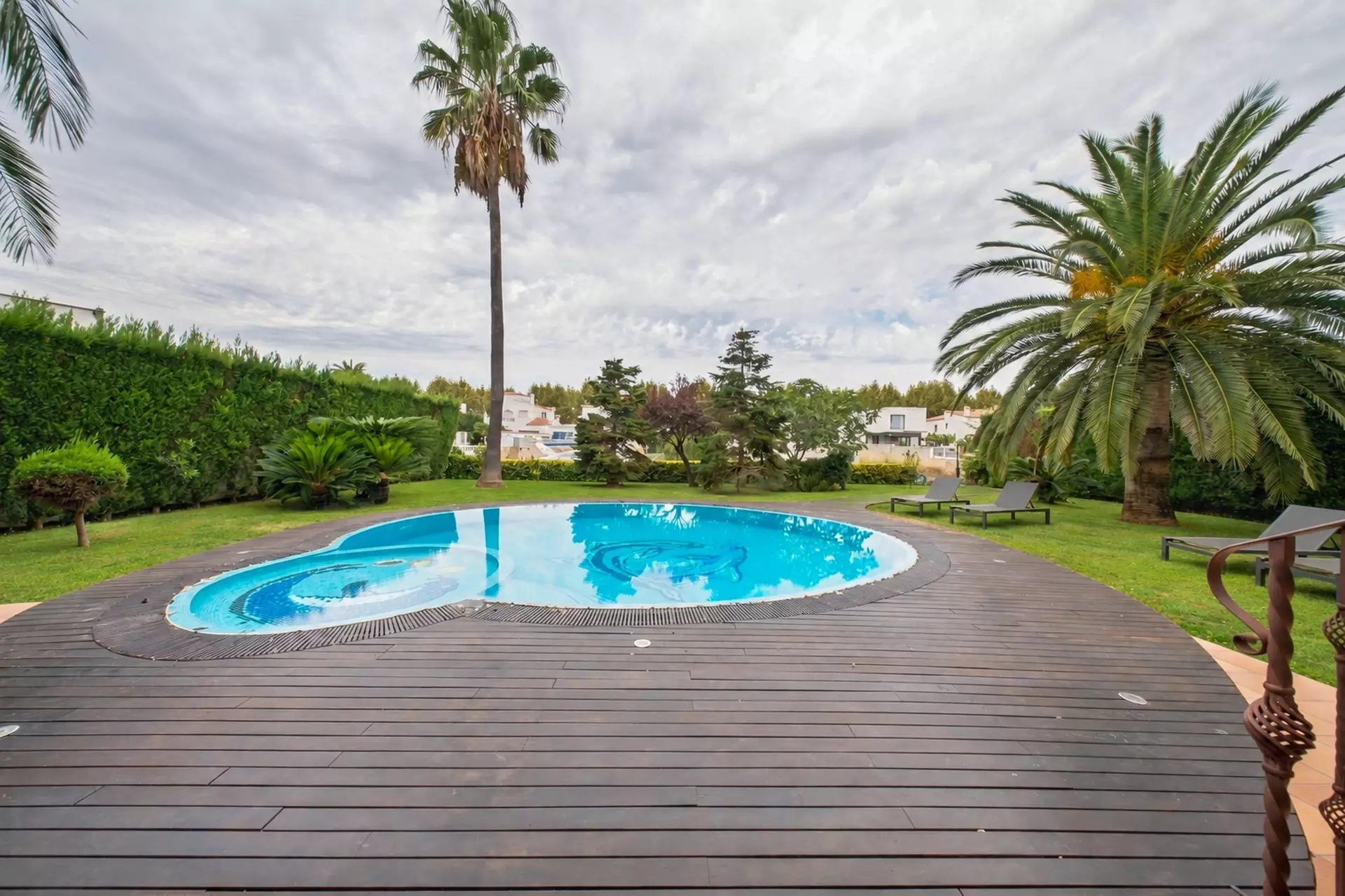 Luxury, Sea Views and High Returns: Exclusive Villa with 24 m Private Mooring