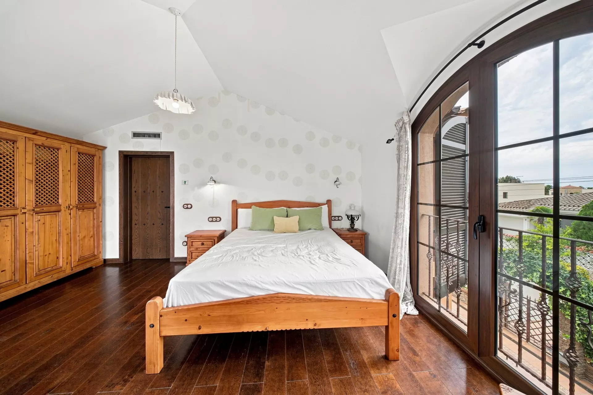Luxury, Sea Views and High Returns: Exclusive Villa with 24 m Private Mooring
