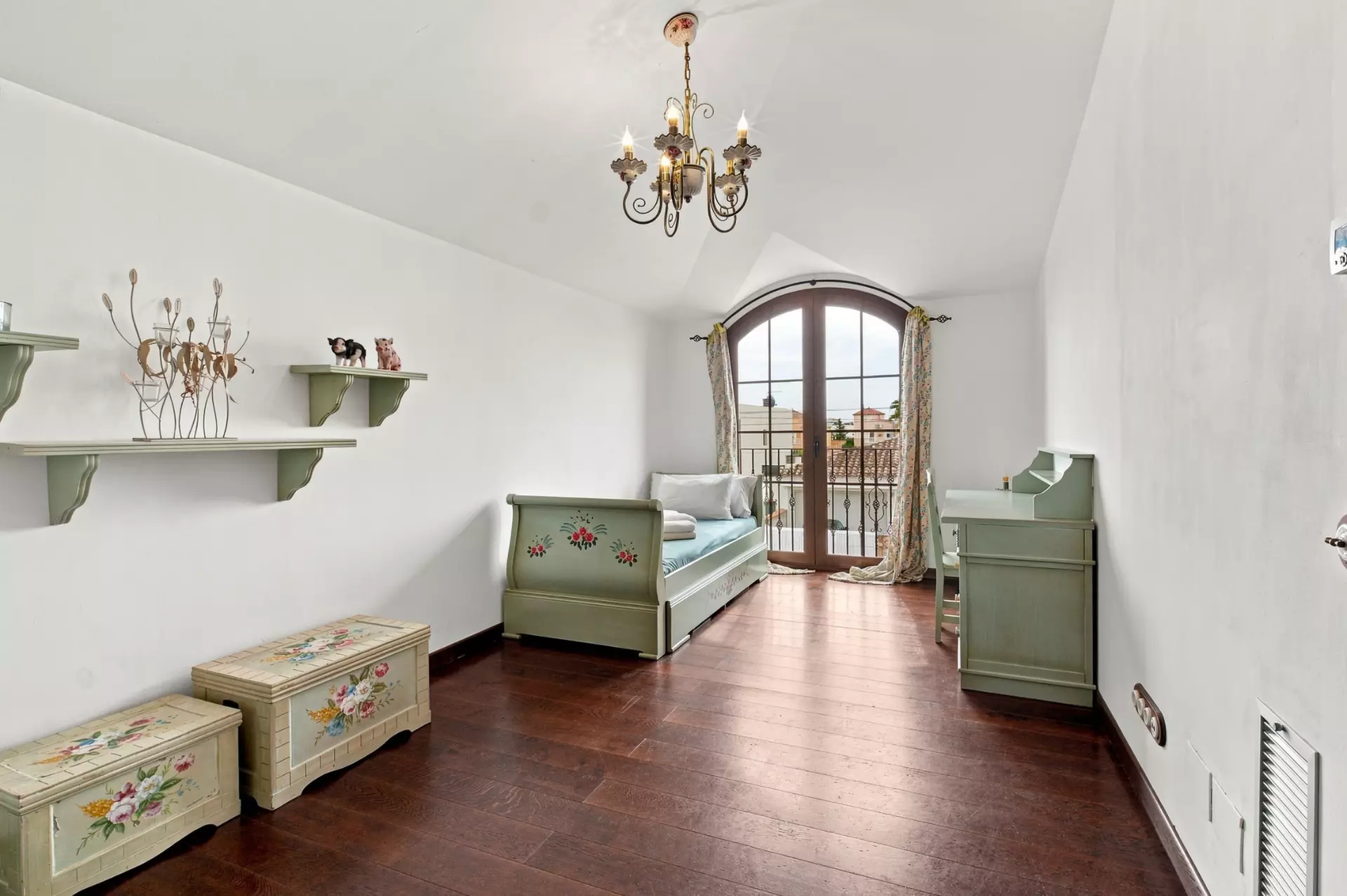 Luxury, Sea Views and High Returns: Exclusive Villa with 24 m Private Mooring