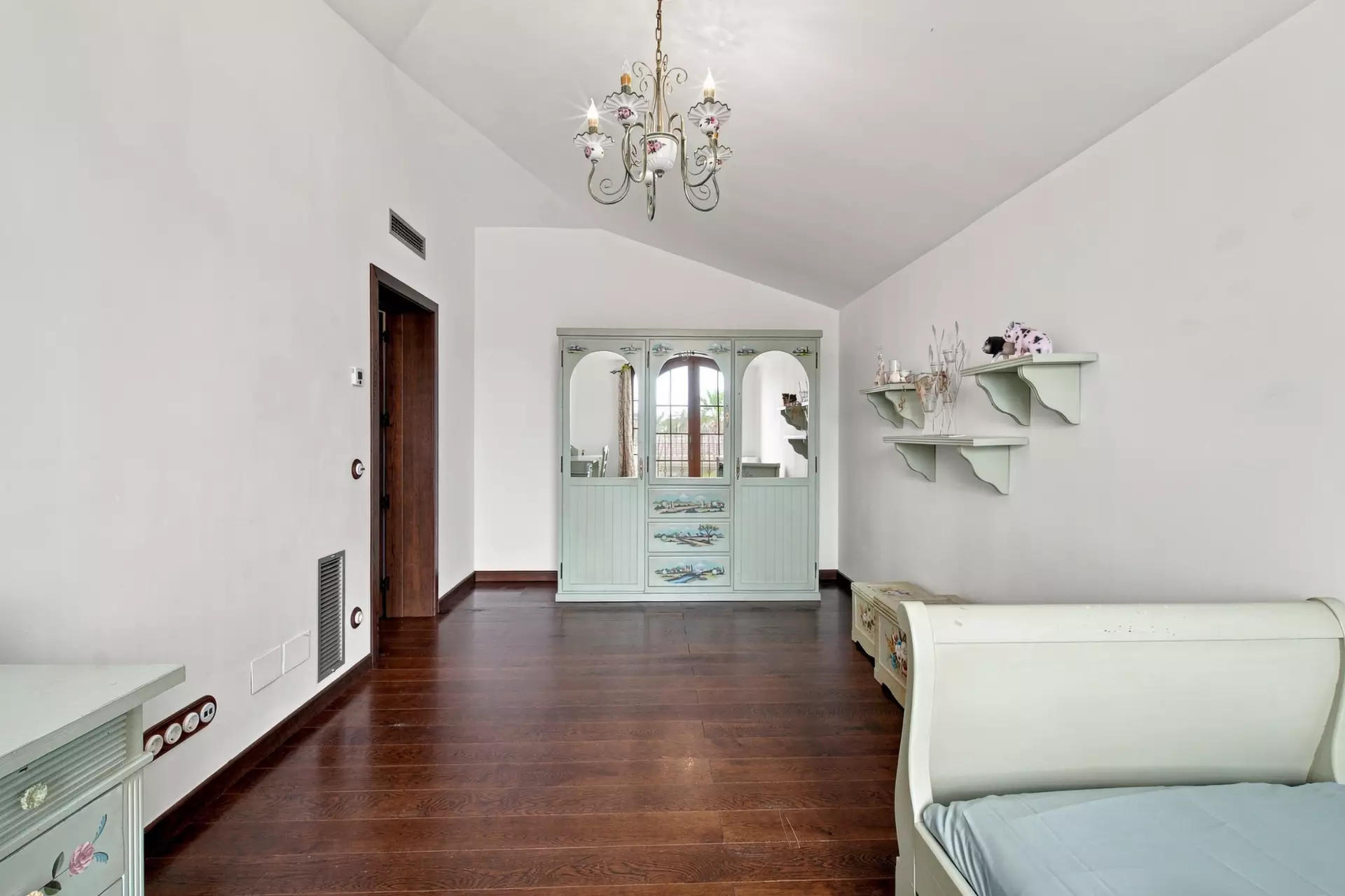 Luxury, Sea Views and High Returns: Exclusive Villa with 24 m Private Mooring
