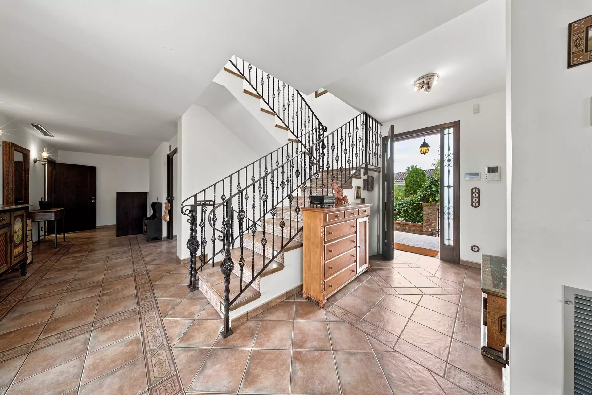 Luxury, Sea Views and High Returns: Exclusive Villa with 24 m Private Mooring