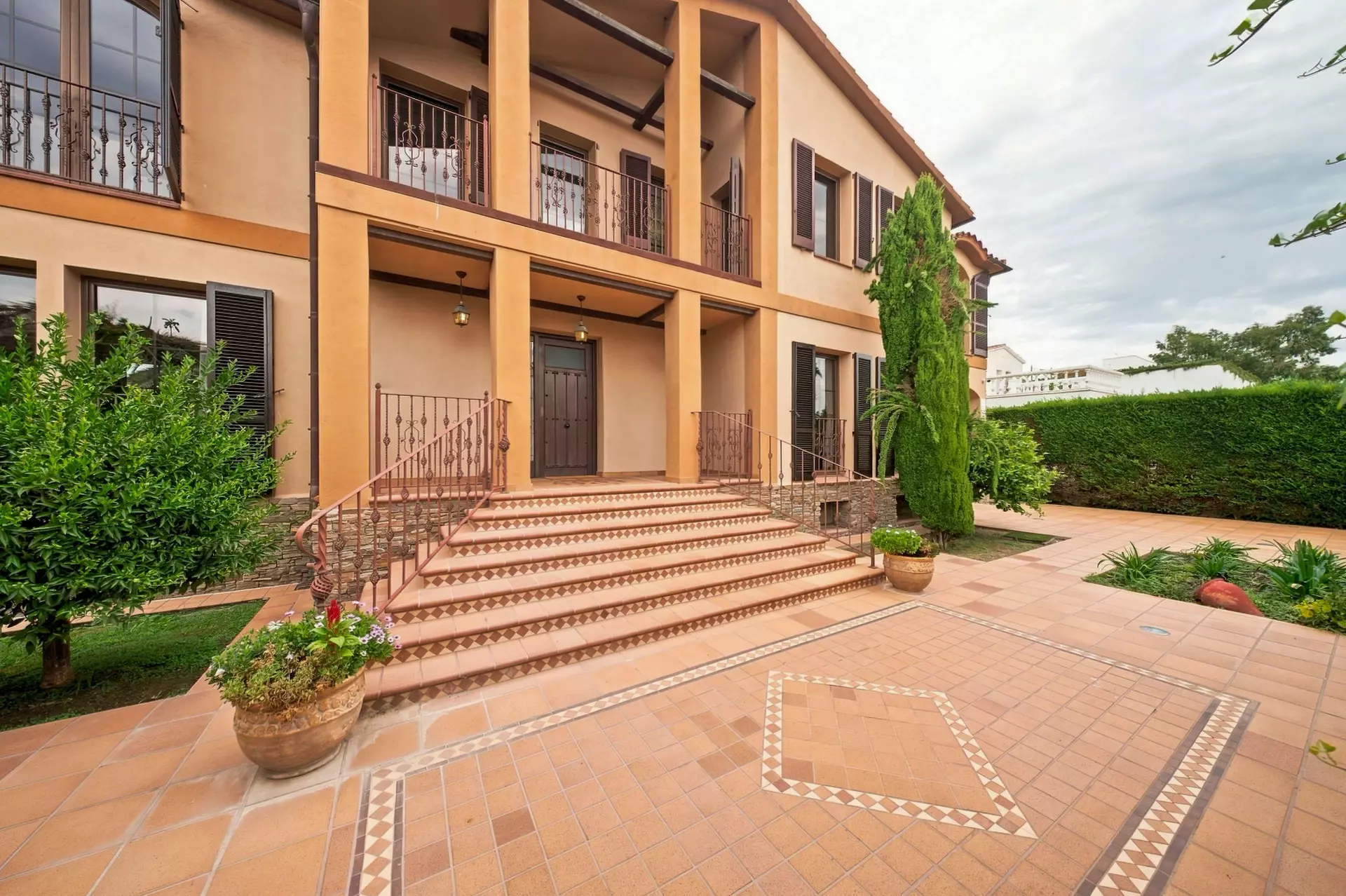 Luxury, Sea Views and High Returns: Exclusive Villa with 24 m Private Mooring