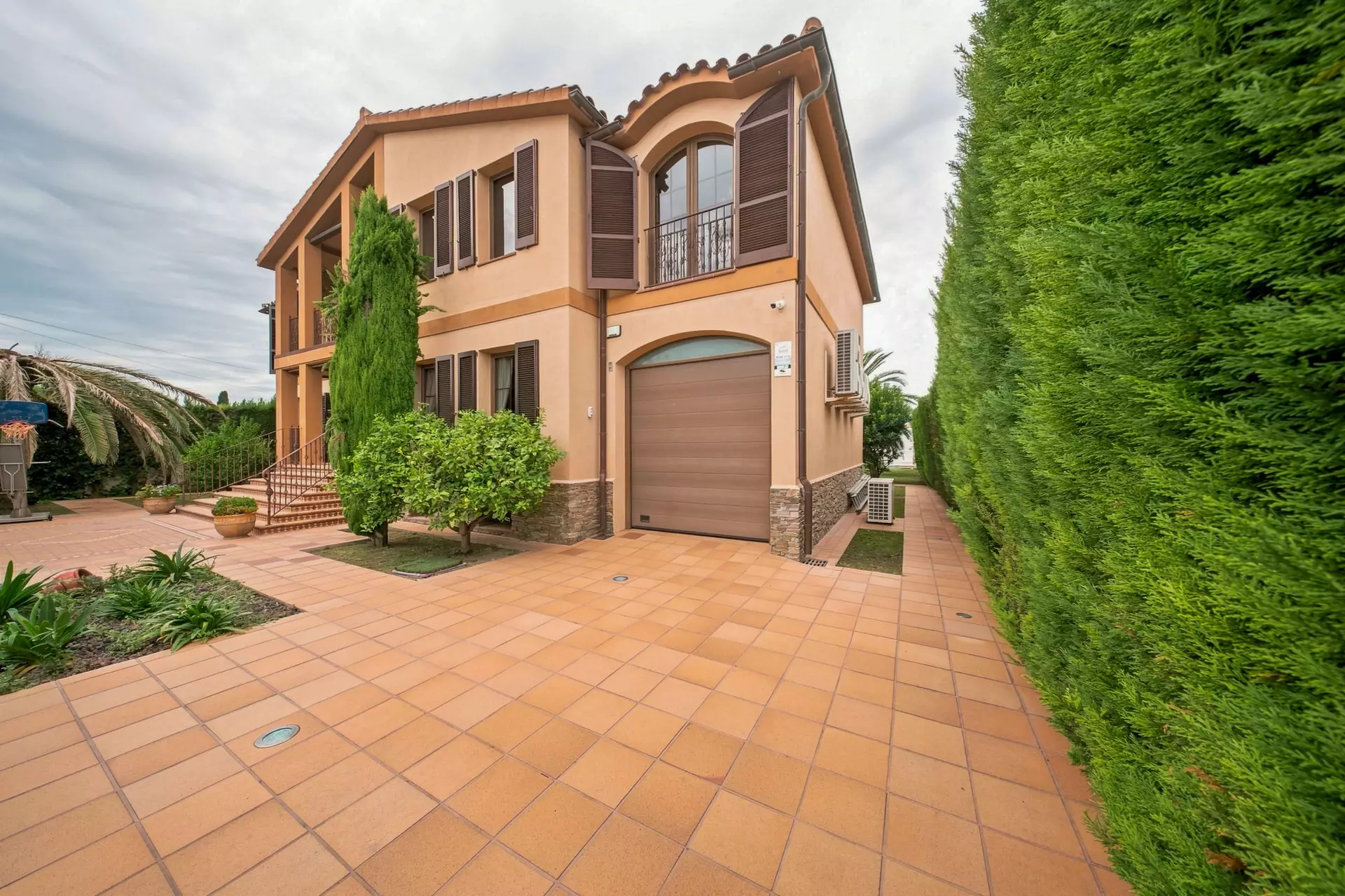 Luxury, Sea Views and High Returns: Exclusive Villa with 24 m Private Mooring