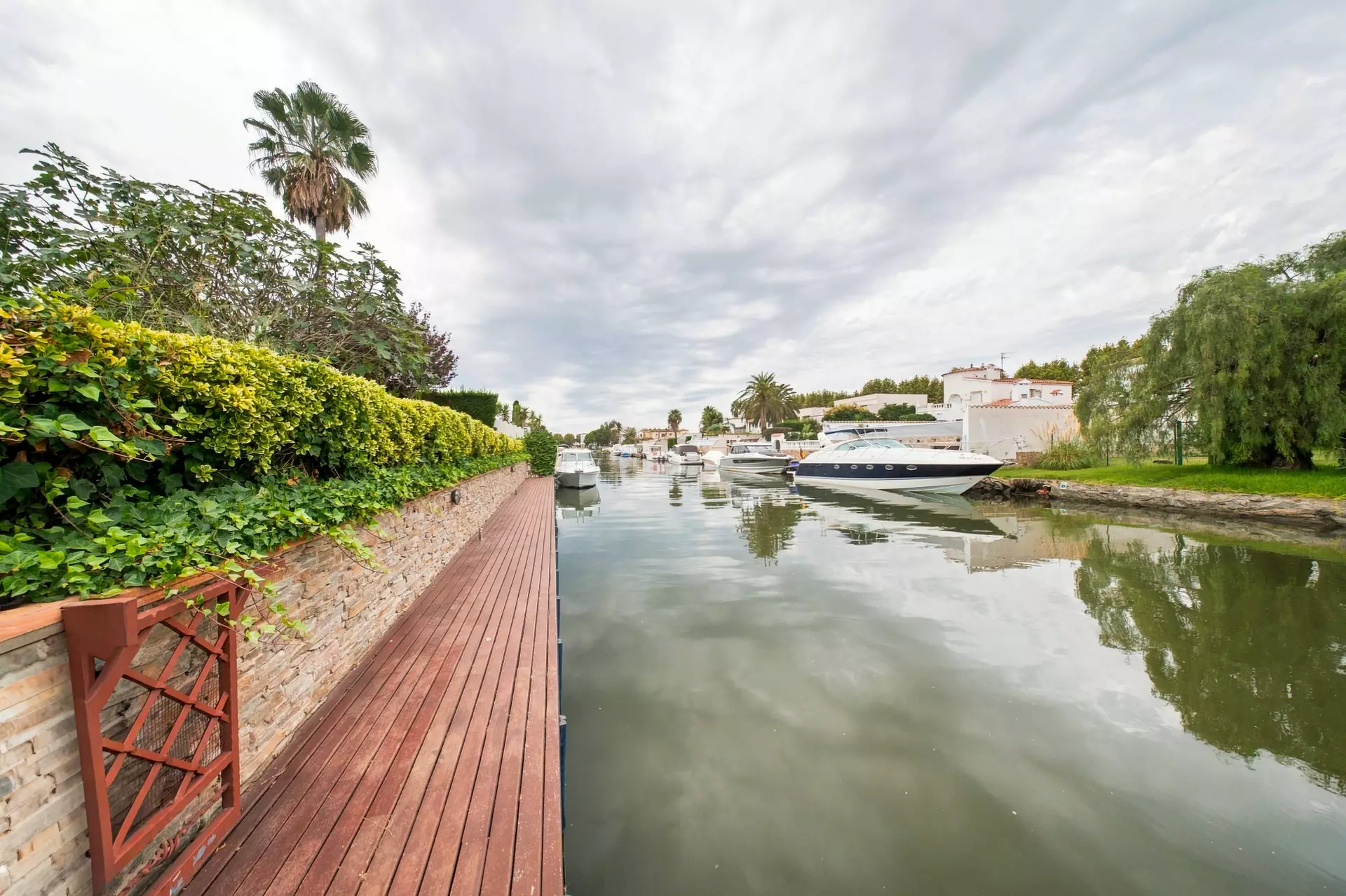 Luxury, Sea Views and High Returns: Exclusive Villa with 24 m Private Mooring