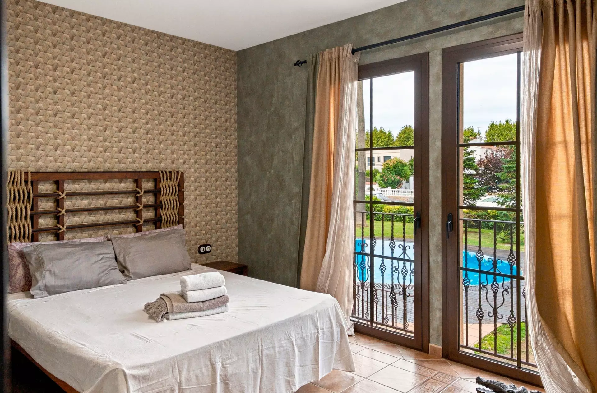 Luxury, Sea Views and High Returns: Exclusive Villa with 24 m Private Mooring
