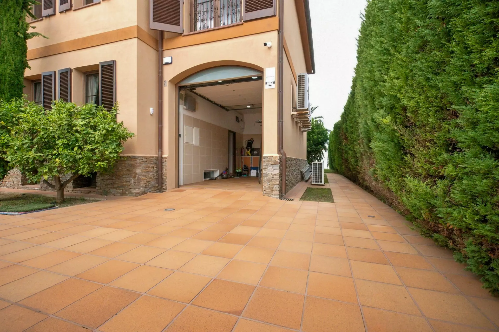 Luxury, Sea Views and High Returns: Exclusive Villa with 24 m Private Mooring