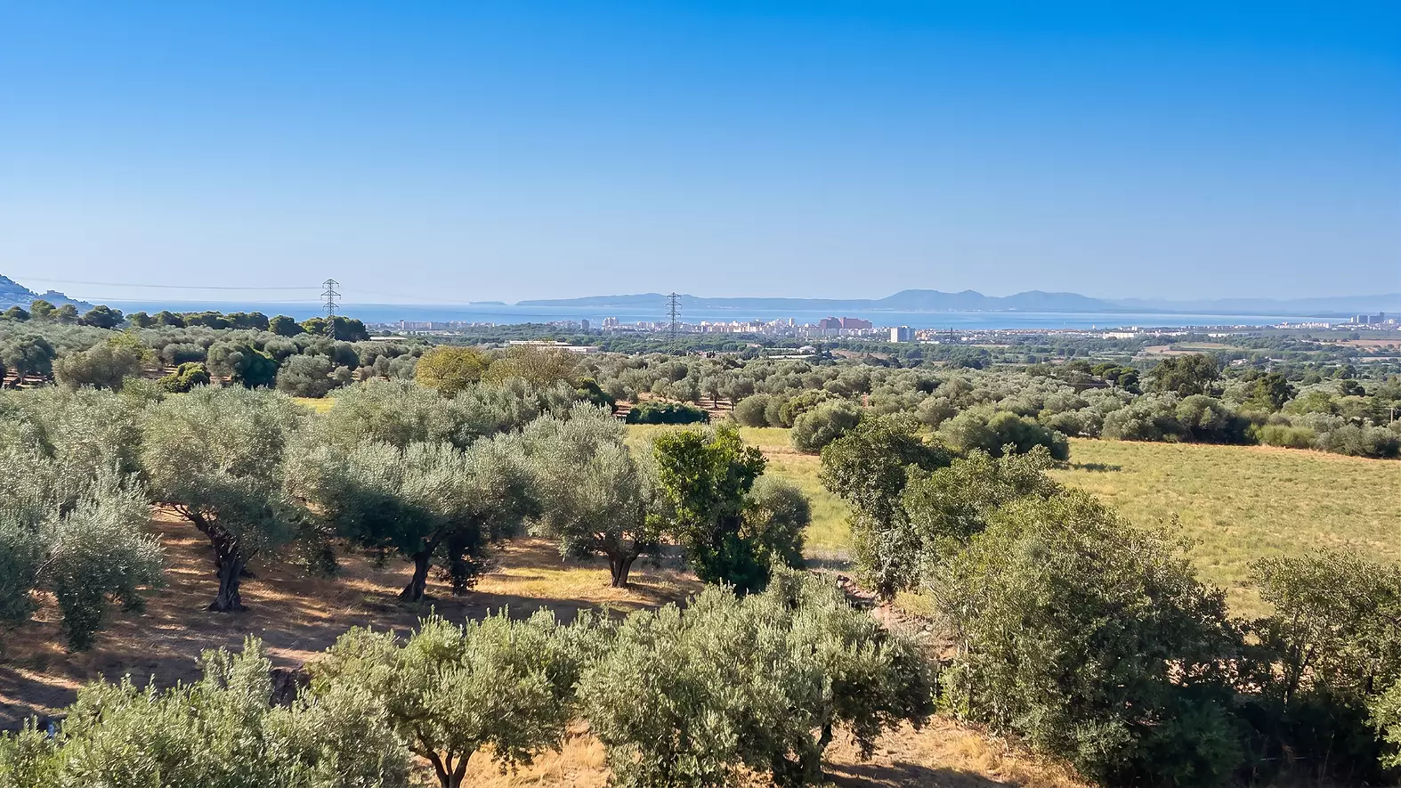 Renovated house with panoramic views in Palau Saverdera
