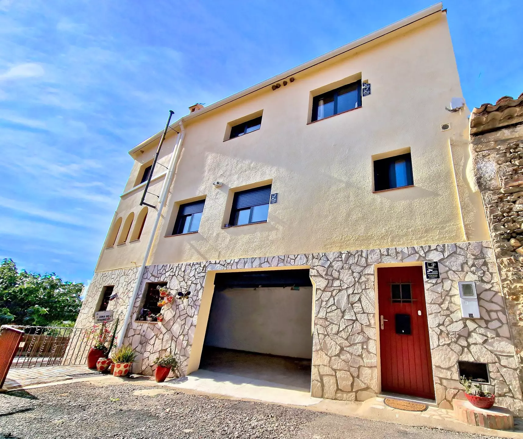 Renovated house with panoramic views in Palau Saverdera