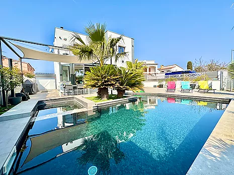 Magnífica casa amb piscina a prop del centre i platja d'Empuriabrava