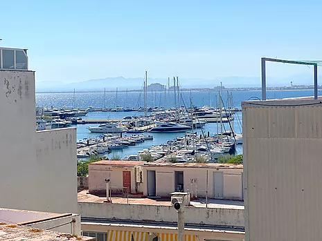 Pis al centre de Roses amb aparcament a 150 m de la platja