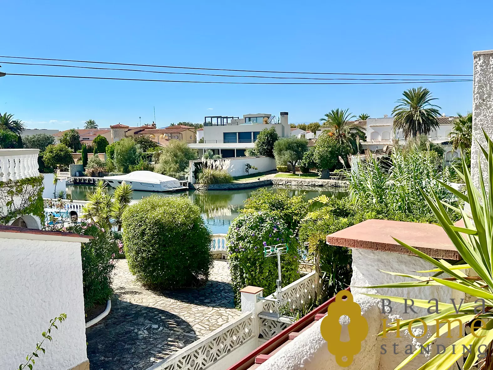 Apartamento en venta con licencia y vistas al canal en Empuriabrava