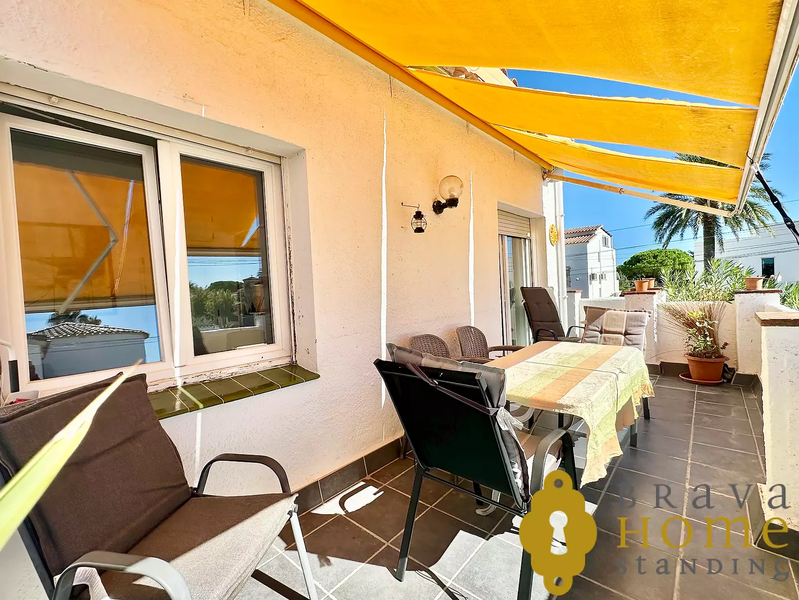 Apartamento en venta con licencia y vistas al canal en Empuriabrava
