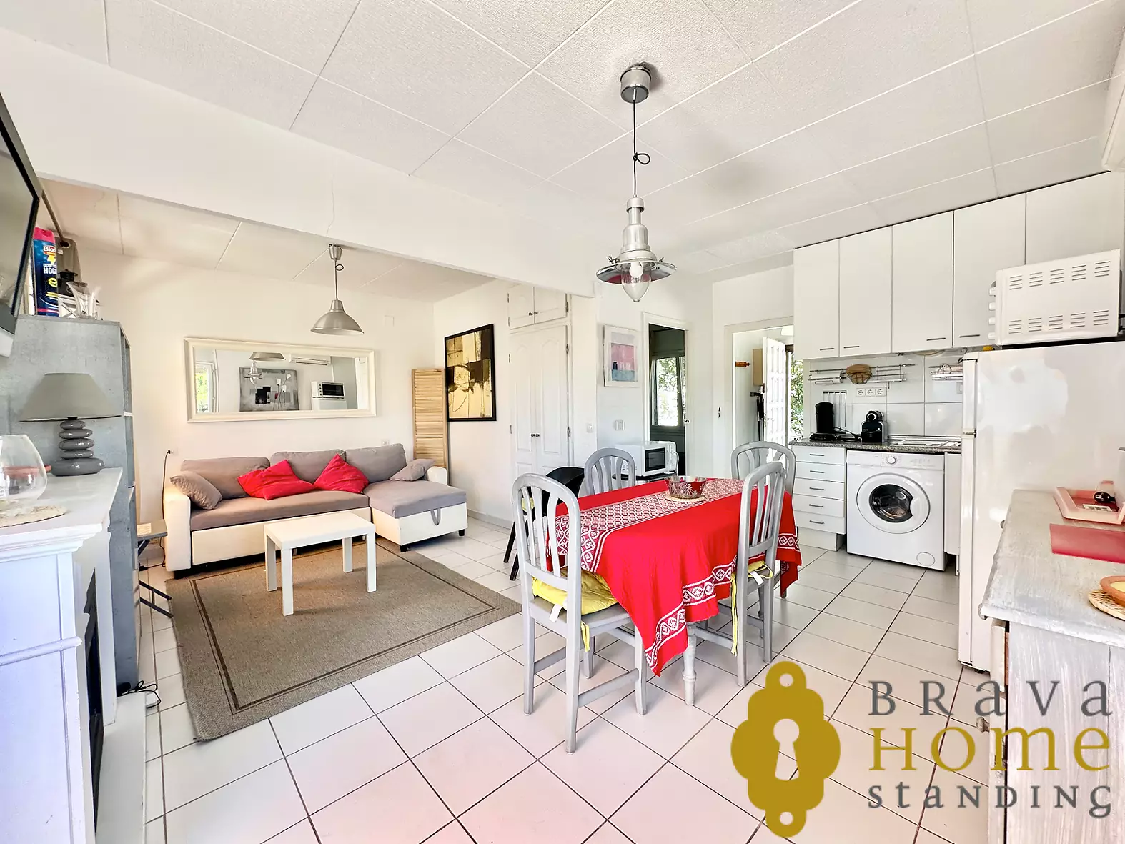 Apartamento en venta con licencia y vistas al canal en Empuriabrava