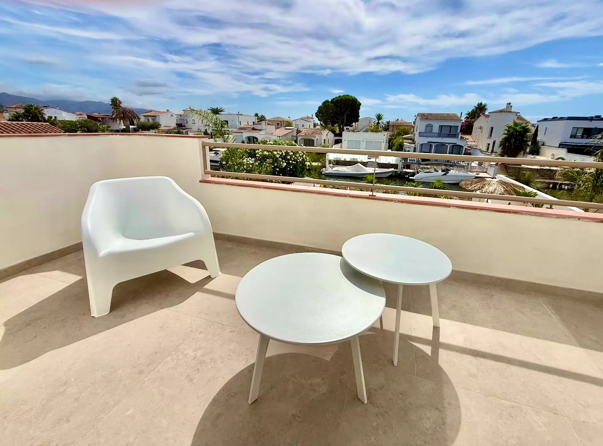 Architektenvilla mit privatem 12-m-Liegeplatz in Empuriabrava zu verkaufen