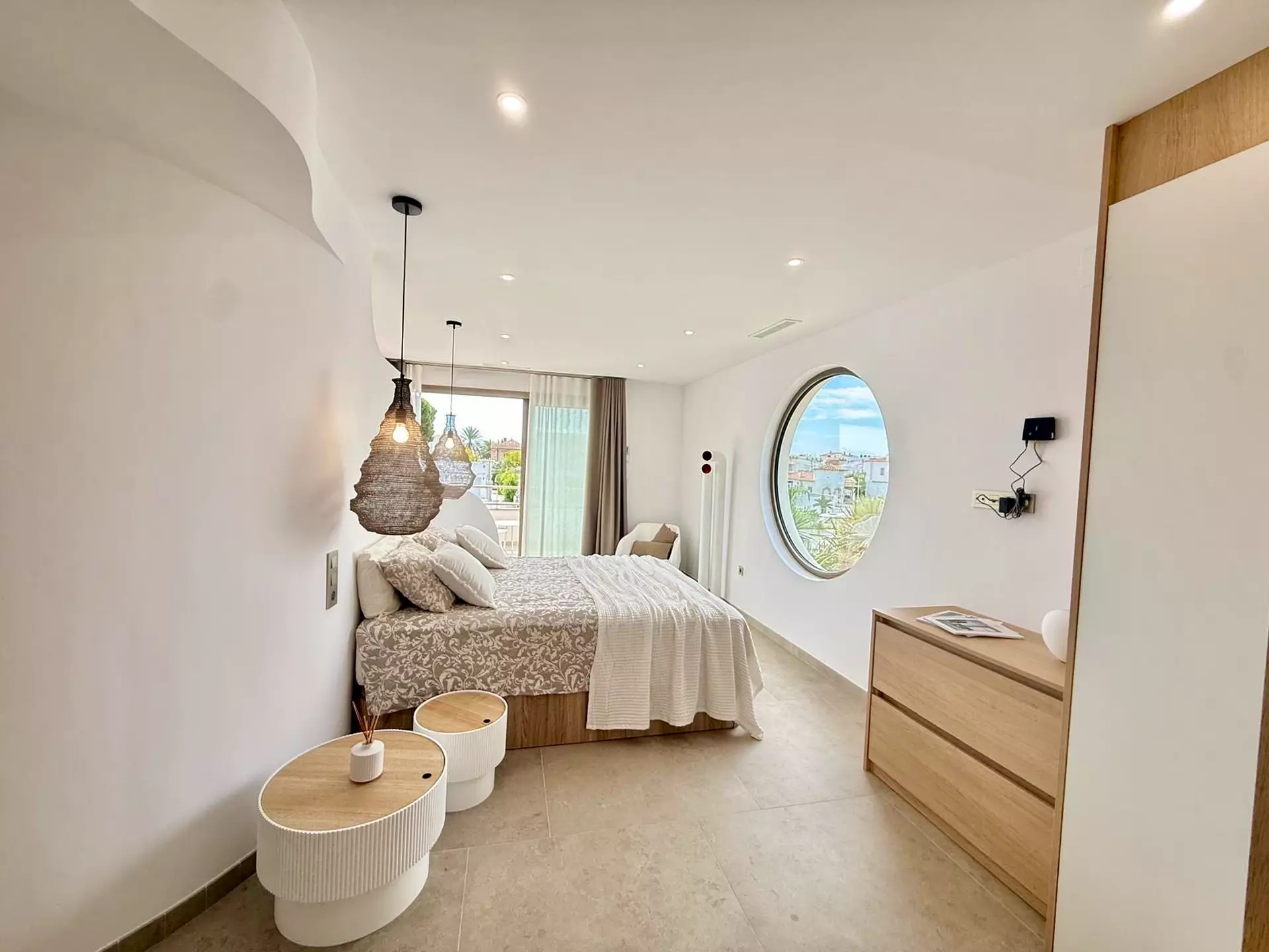 Architektenvilla mit privatem 12-m-Liegeplatz in Empuriabrava zu verkaufen