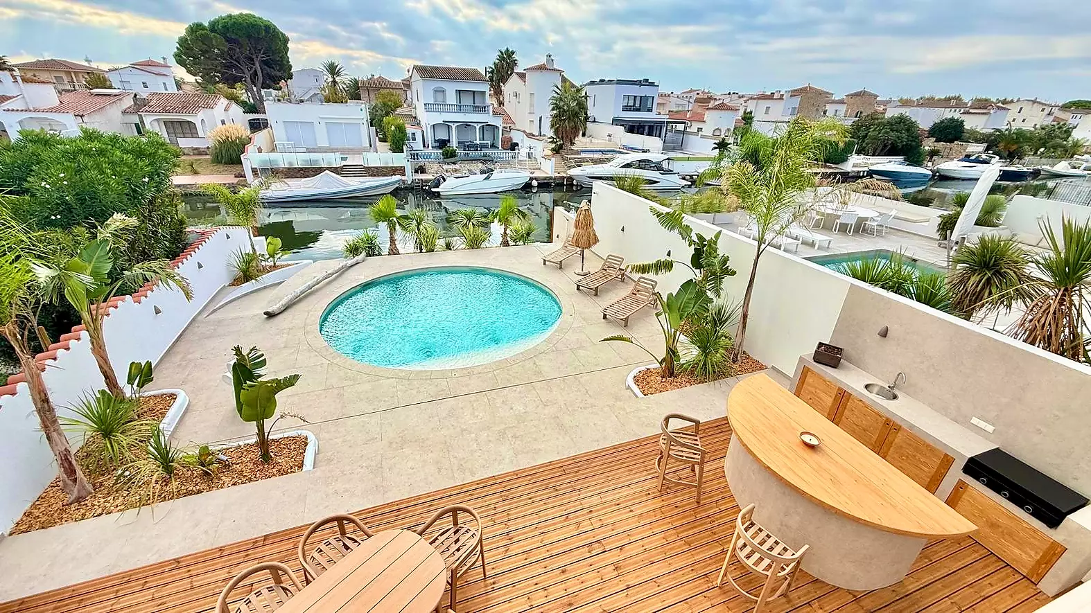 Villa de arquitecto en venta con amarre privado de 12 m en Empuriabrava