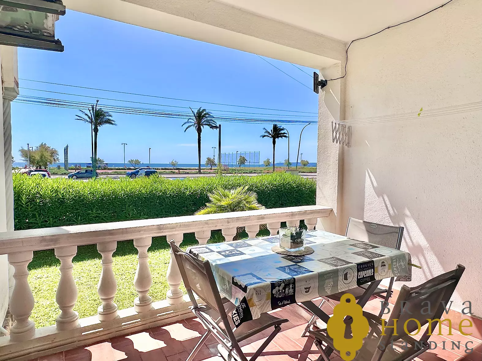 Precioso piso en primera línea de mar en venta en Empuriabrava