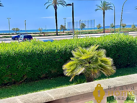 Beautiful apartment in first line of sea for sale in Empuriabrava