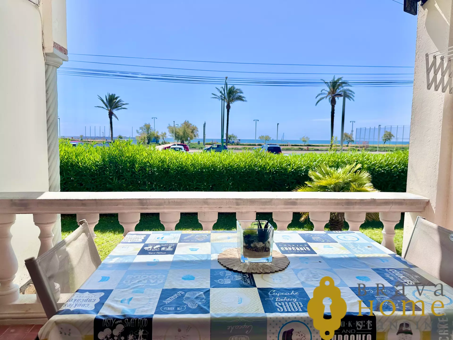 Precioso piso en primera línea de mar en venta en Empuriabrava