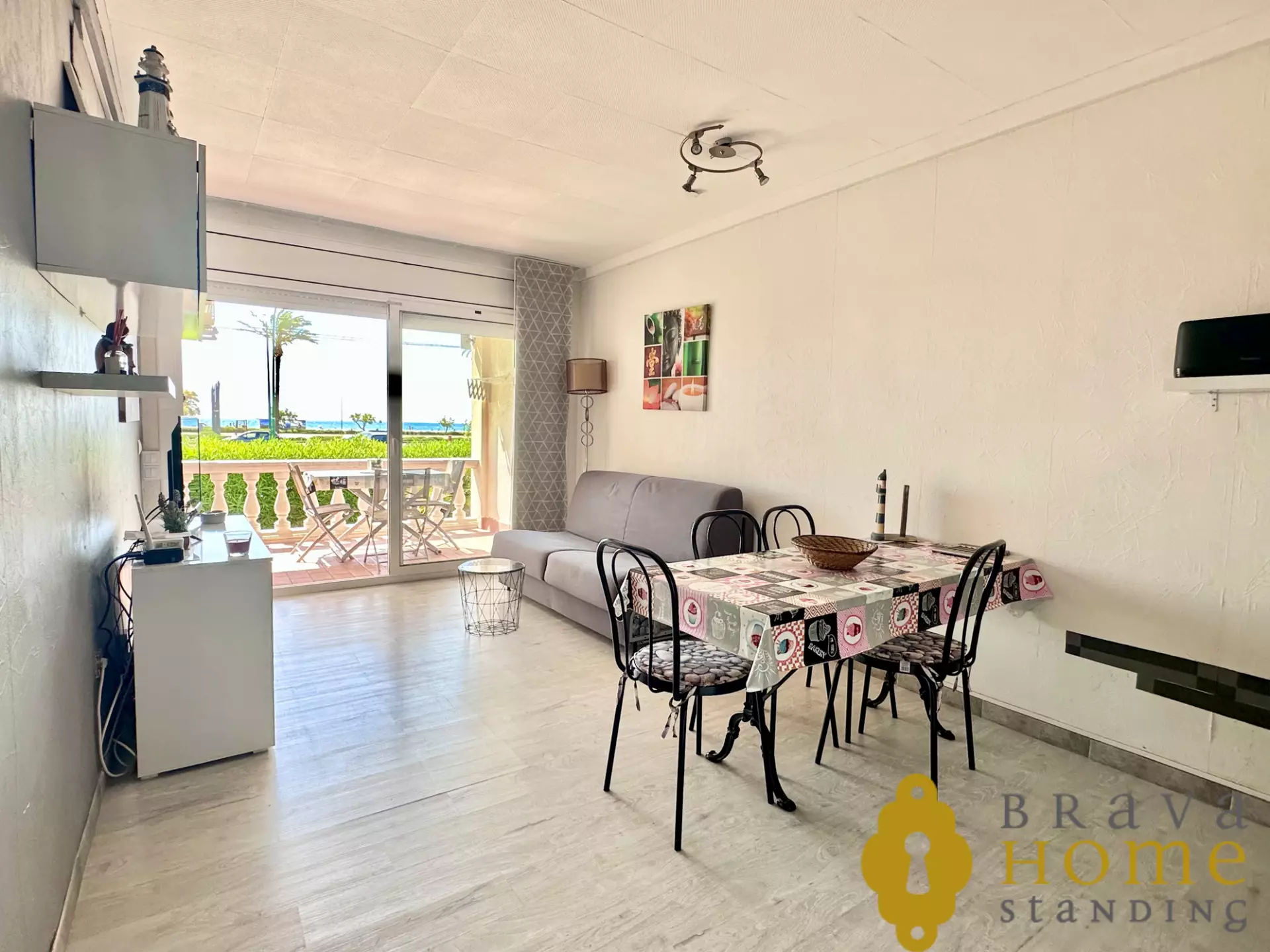 Precioso piso en primera línea de mar en venta en Empuriabrava