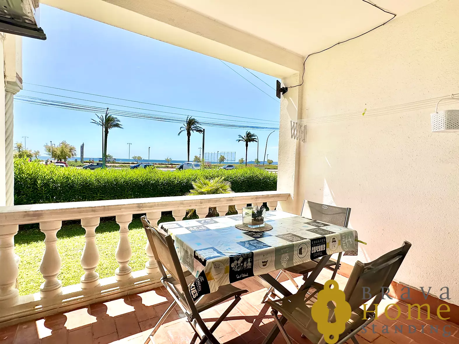 Precioso piso en primera línea de mar en venta en Empuriabrava