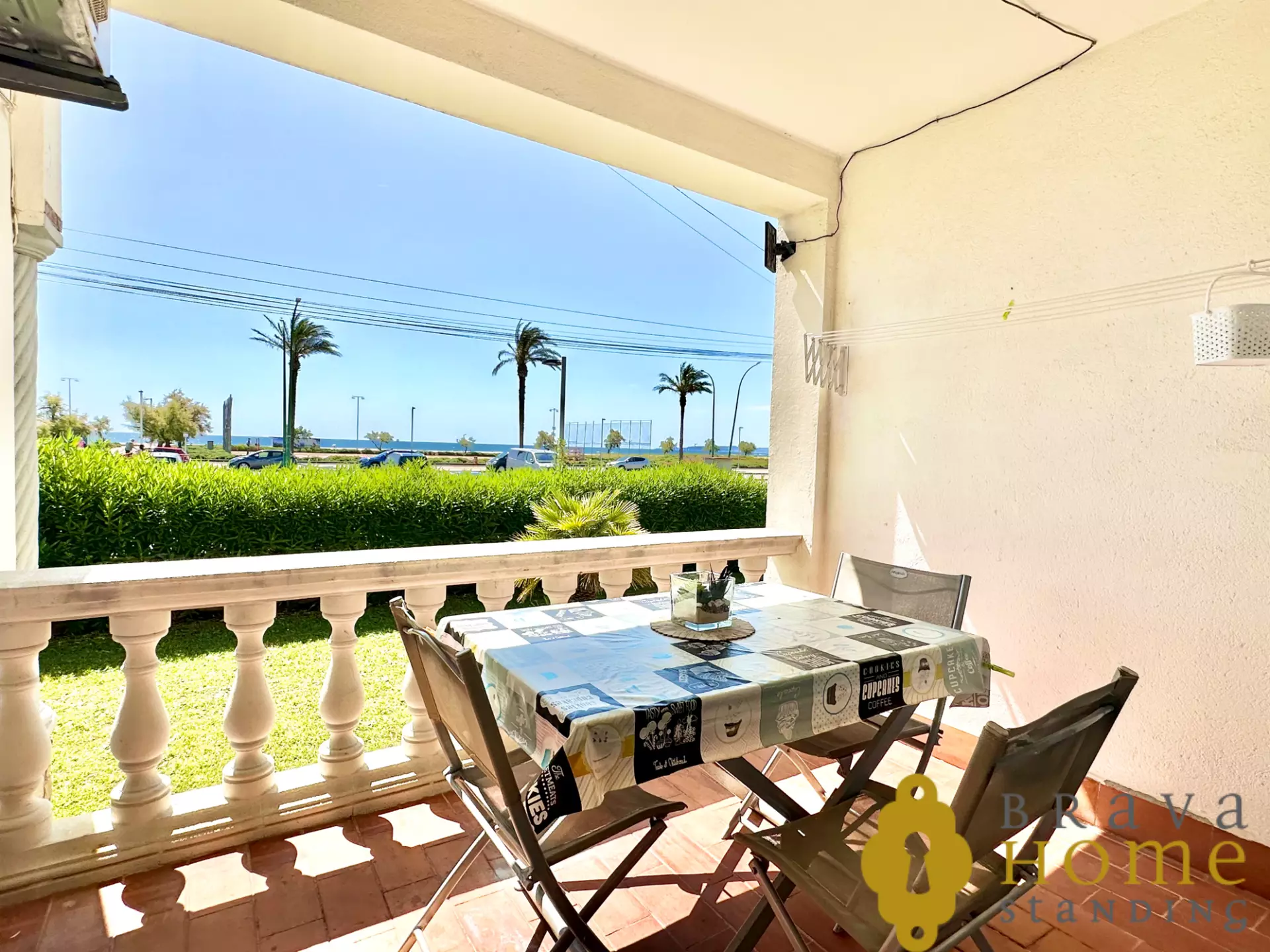Precioso piso en primera línea de mar en venta en Empuriabrava