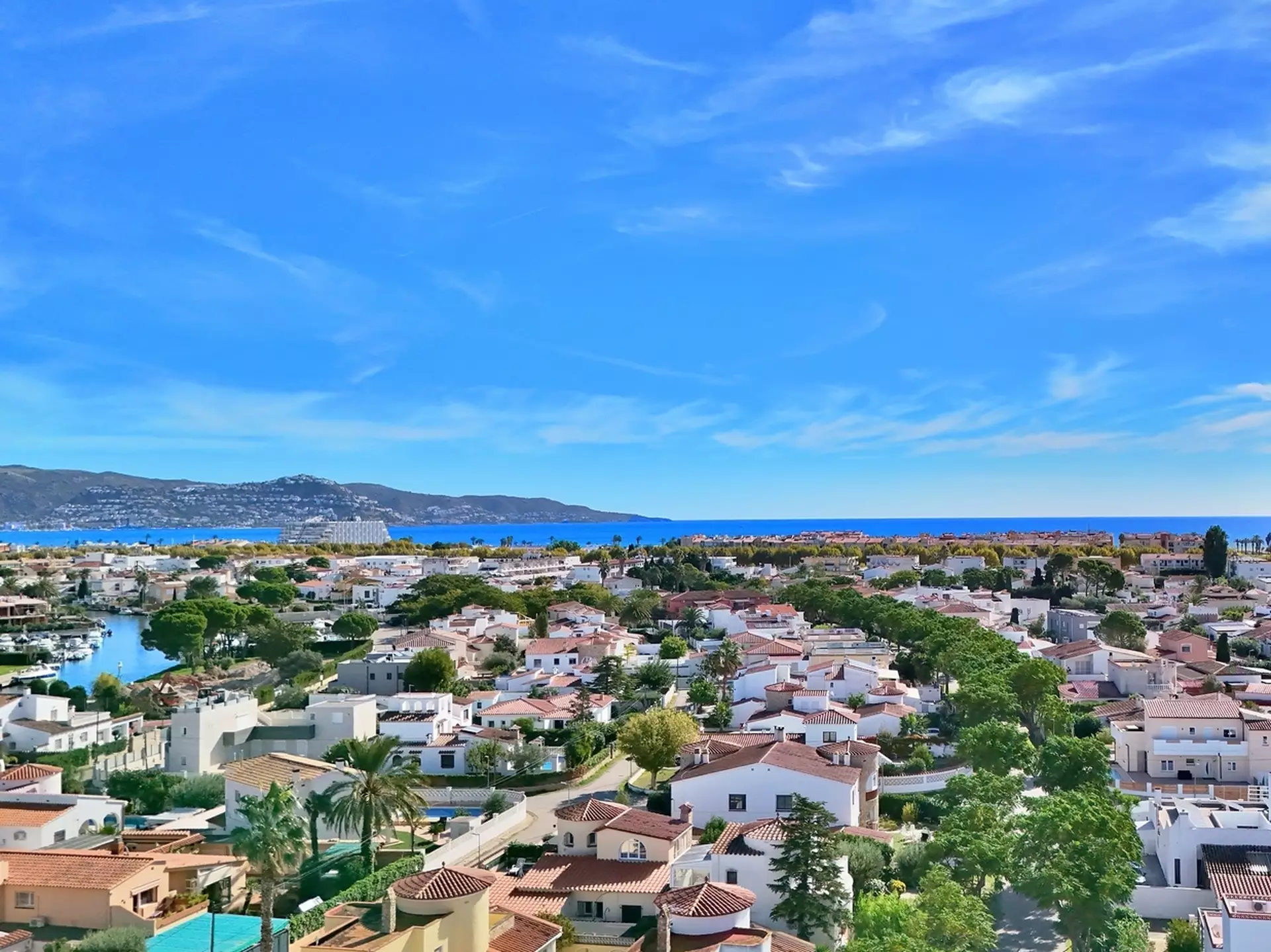Villa with 2 apartments, tourist license, garage and pool in Empuriabrava