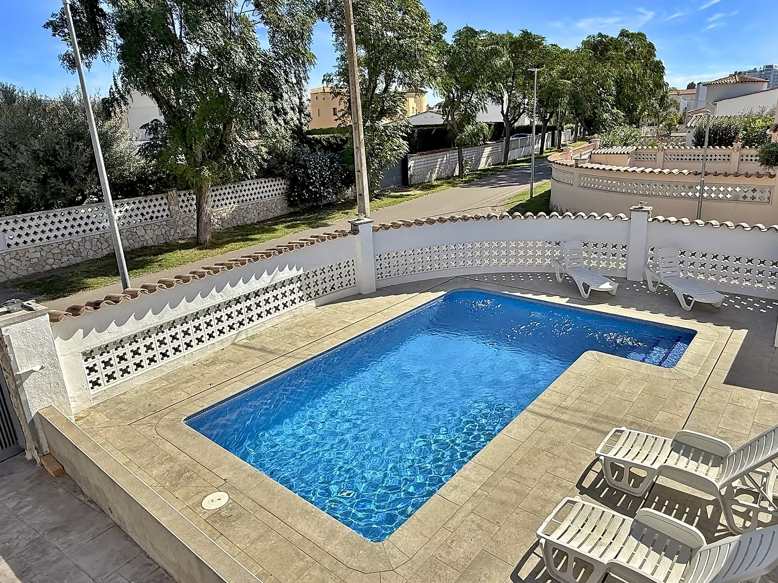 Casa amb 2 apartaments, llicència turística, garatge i piscina a Empuriabrava