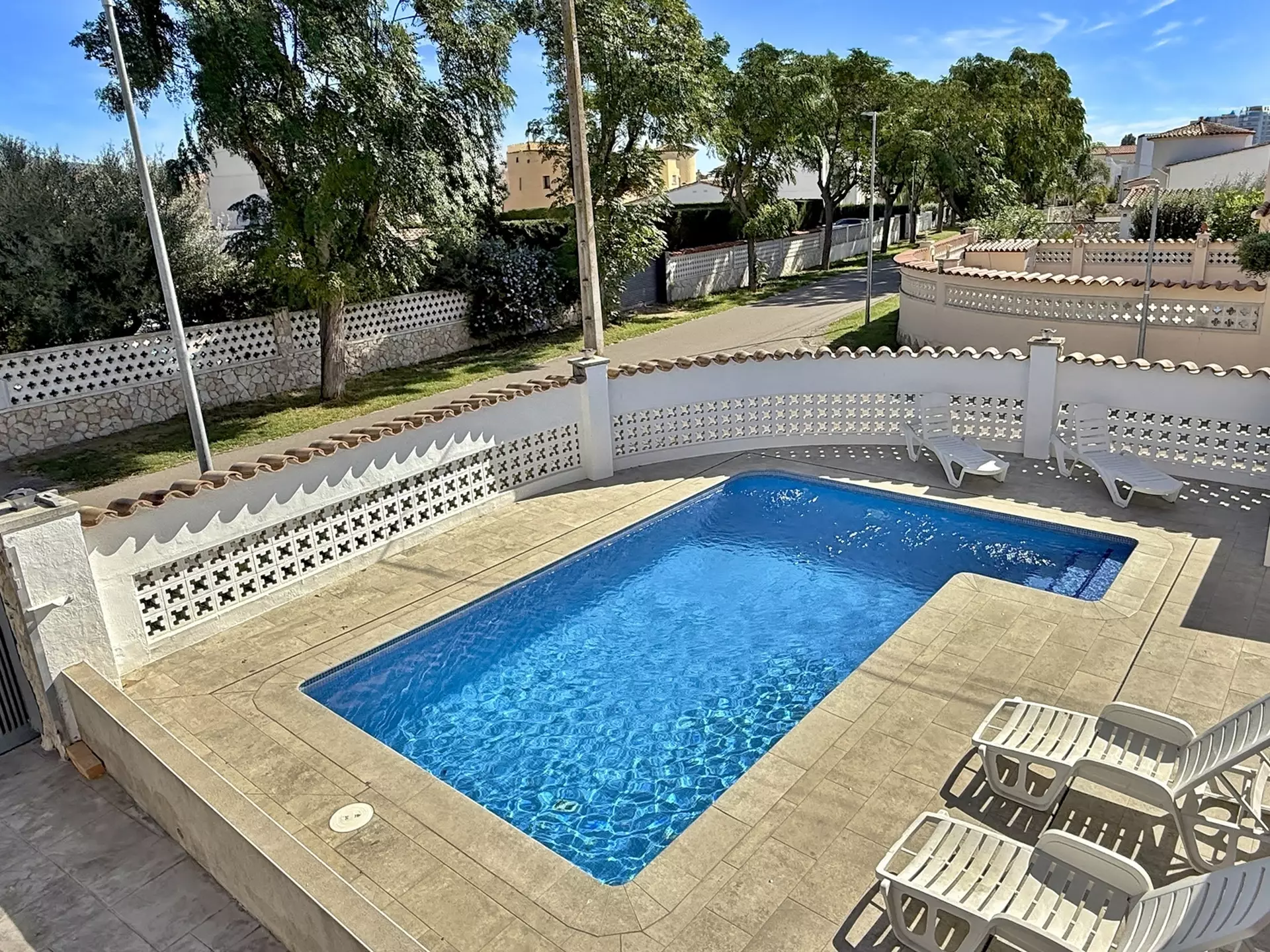 Villa with 2 apartments, tourist license, garage and pool in Empuriabrava