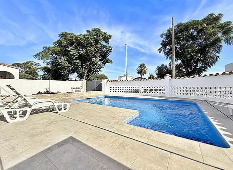 Villa with 2 apartments, tourist license, garage and pool in Empuriabrava