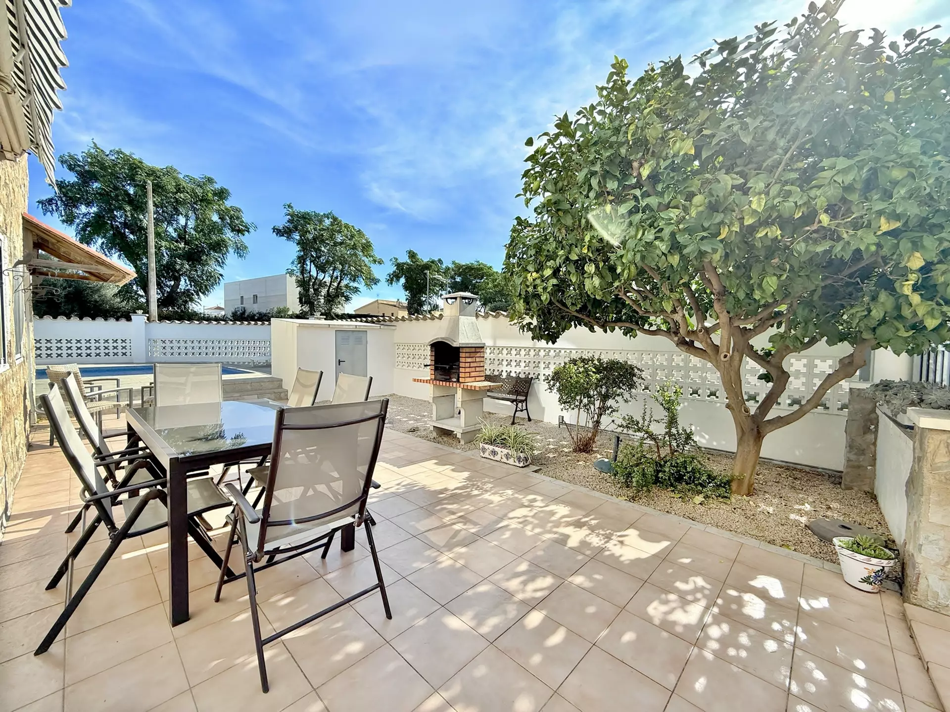 Villa with 2 apartments, tourist license, garage and pool in Empuriabrava