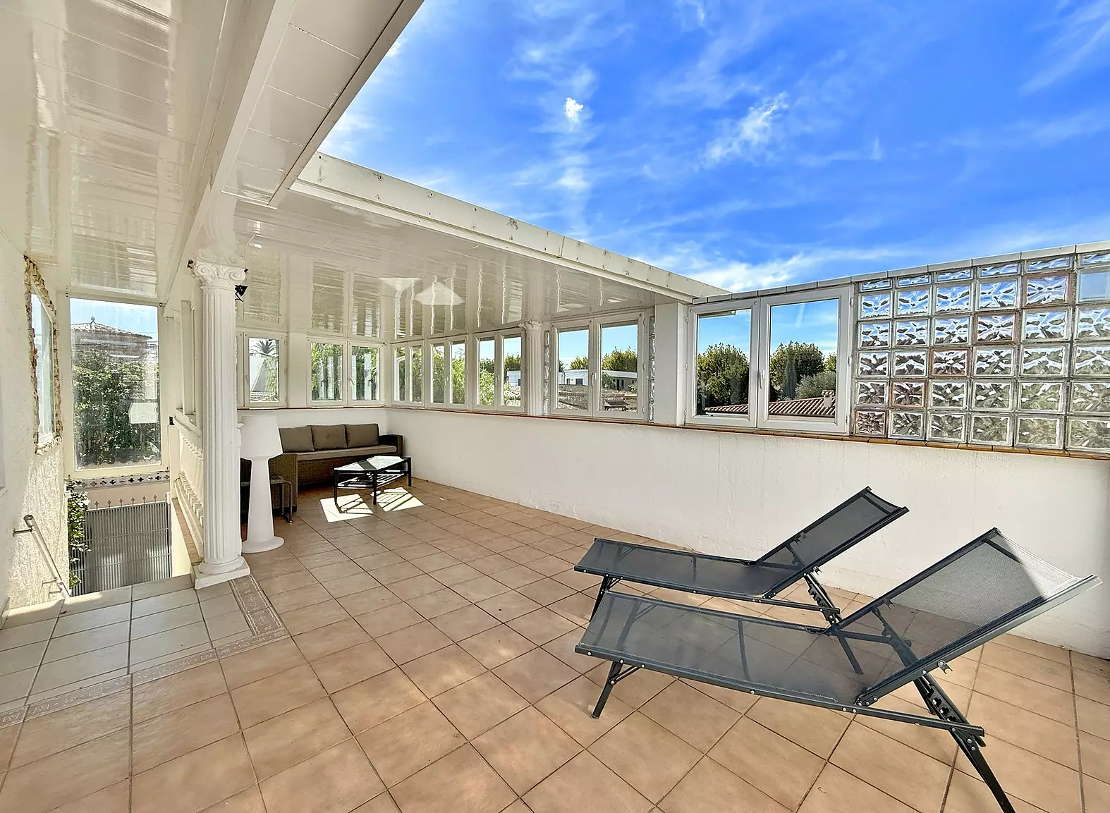 Casa amb 2 apartaments, llicència turística, garatge i piscina a Empuriabrava