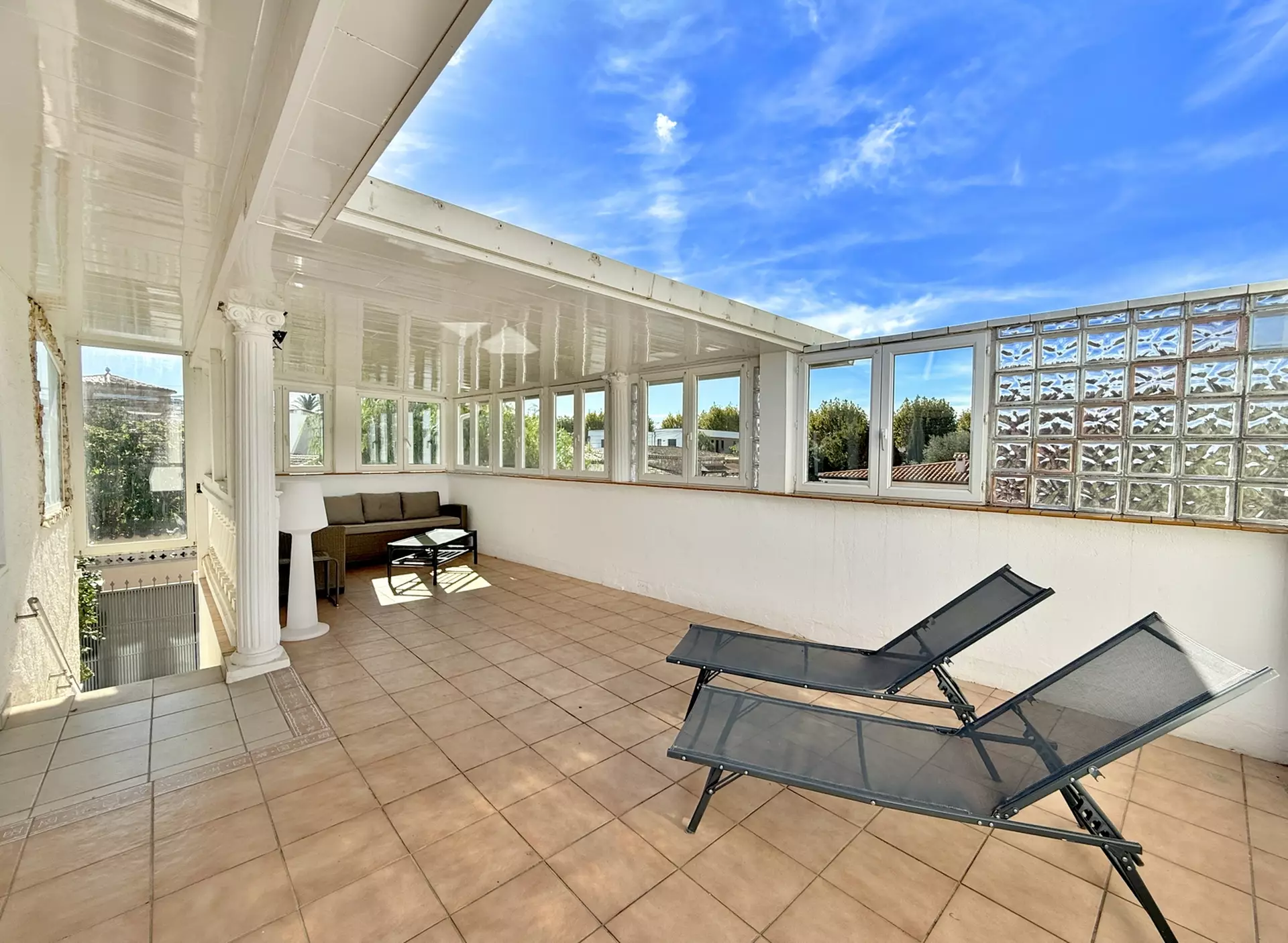 Villa with 2 apartments, tourist license, garage and pool in Empuriabrava
