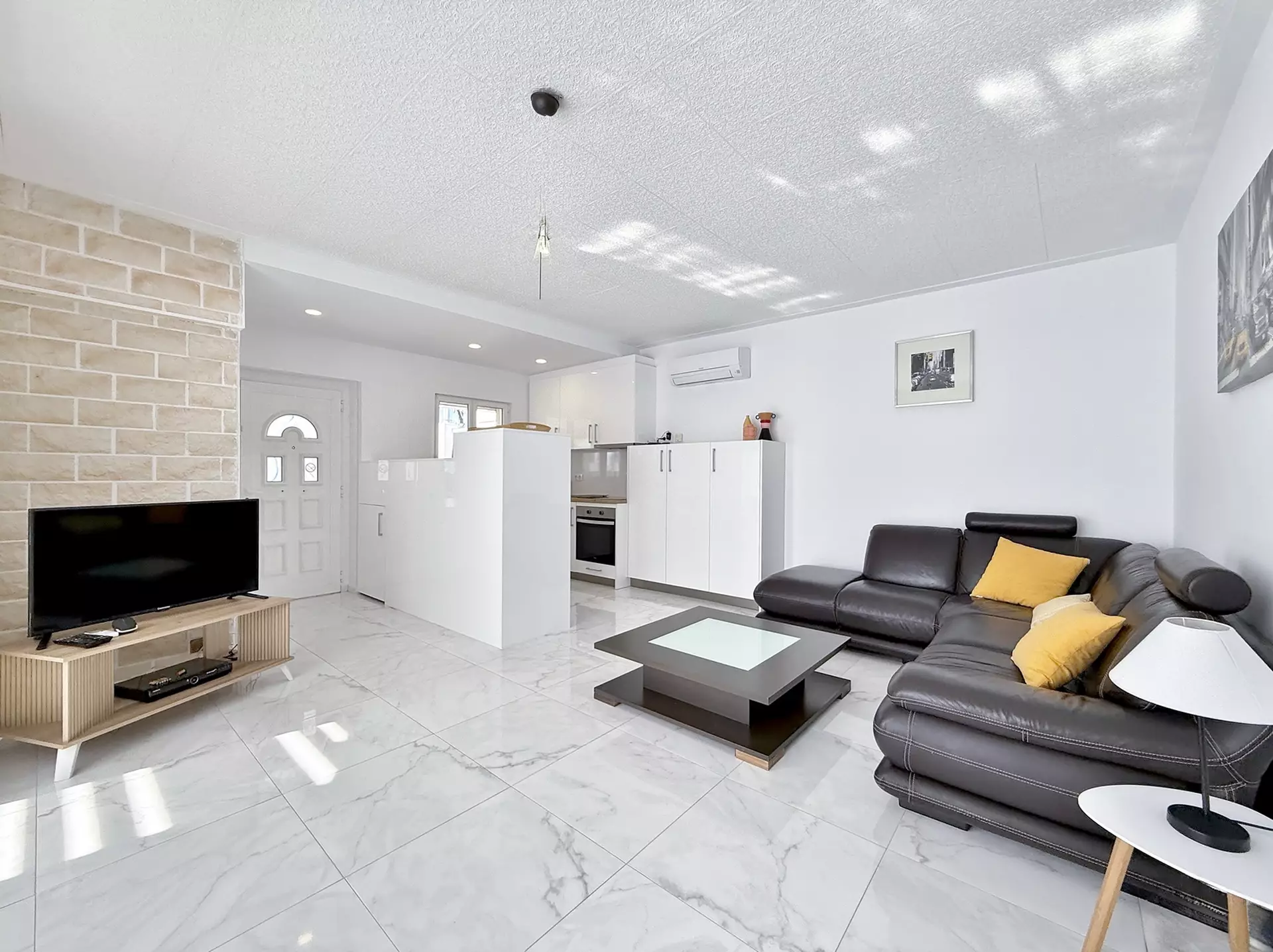 Villa with 2 apartments, tourist license, garage and pool in Empuriabrava