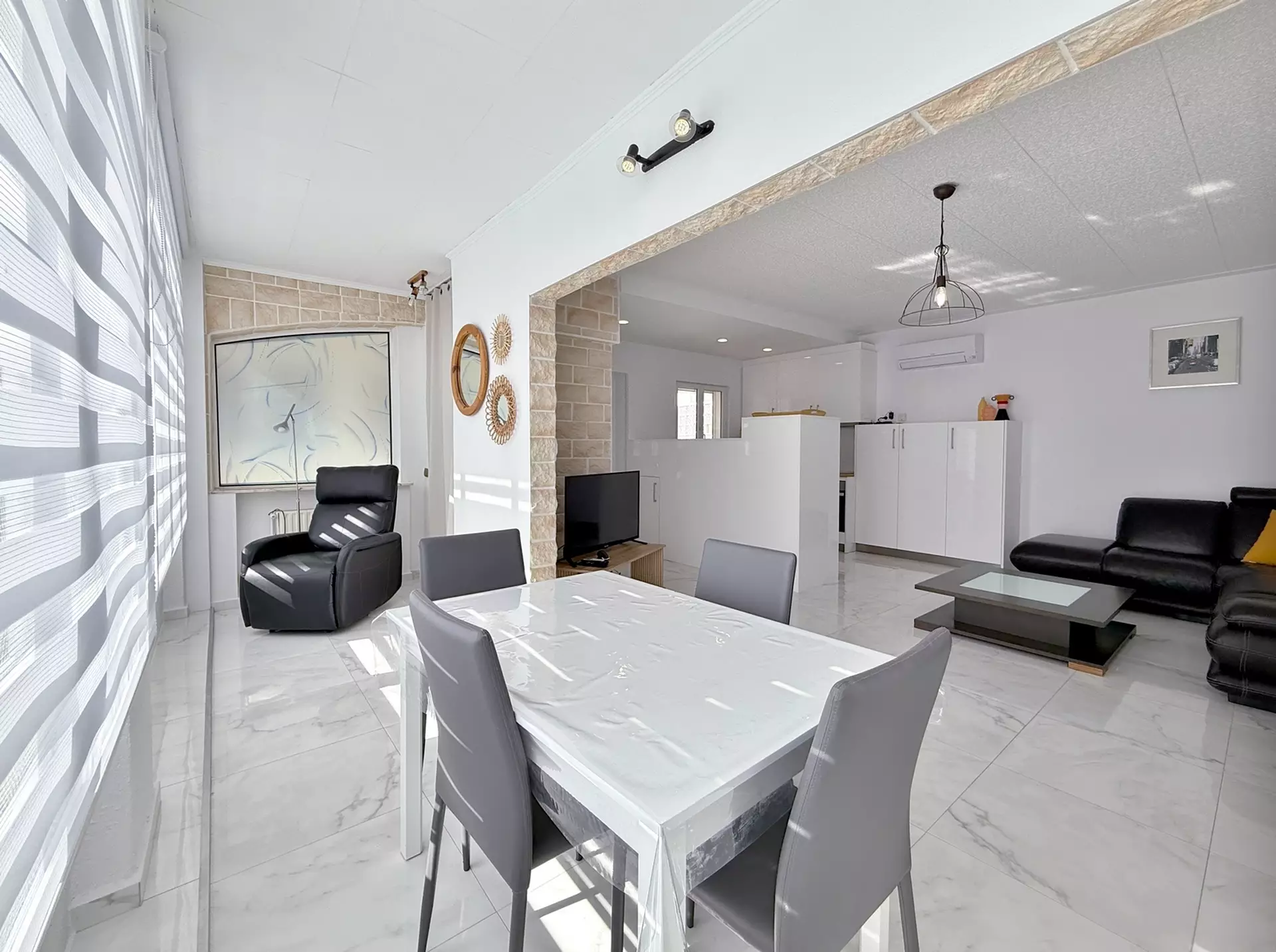 Villa with 2 apartments, tourist license, garage and pool in Empuriabrava