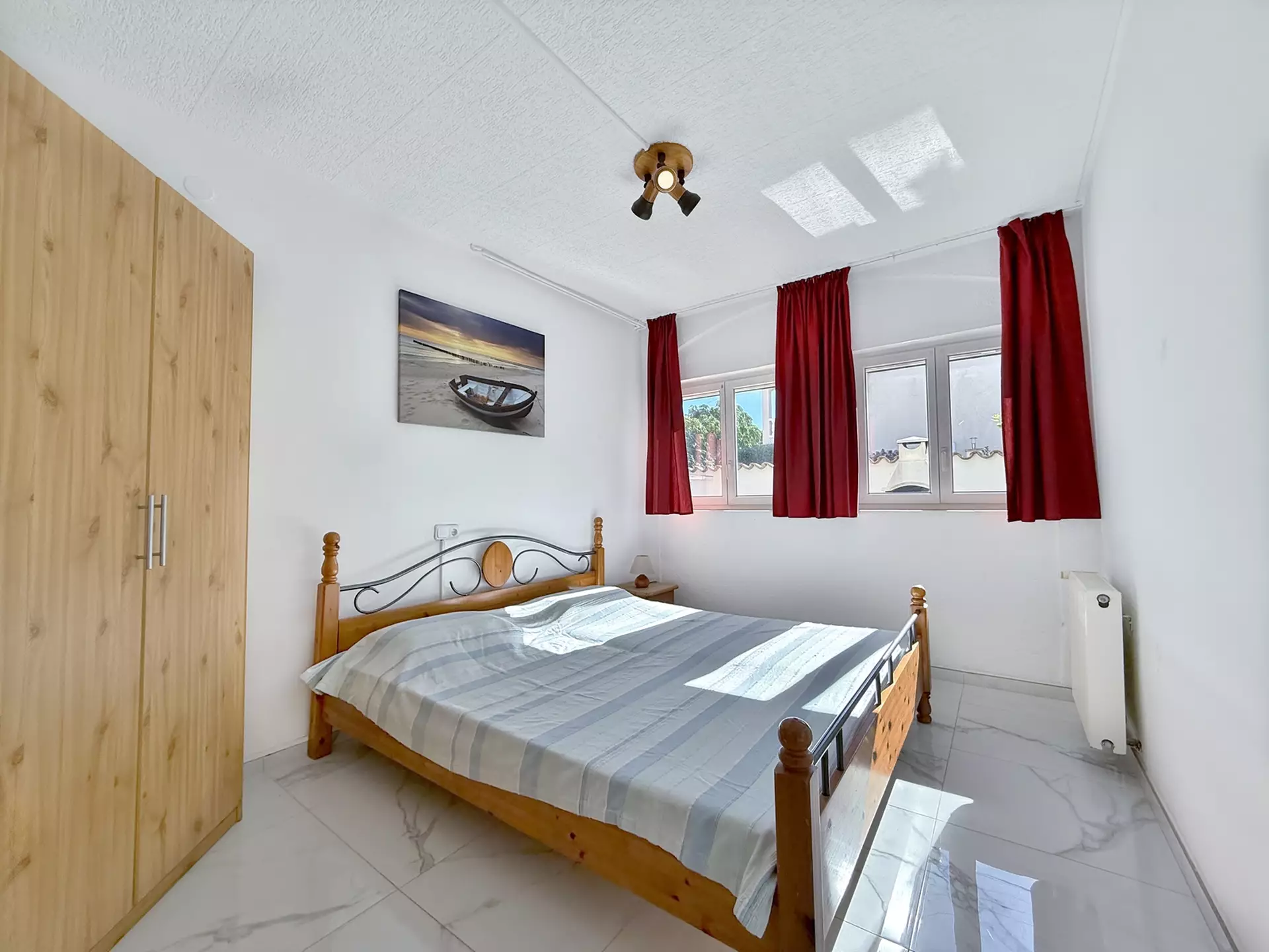 Villa with 2 apartments, tourist license, garage and pool in Empuriabrava