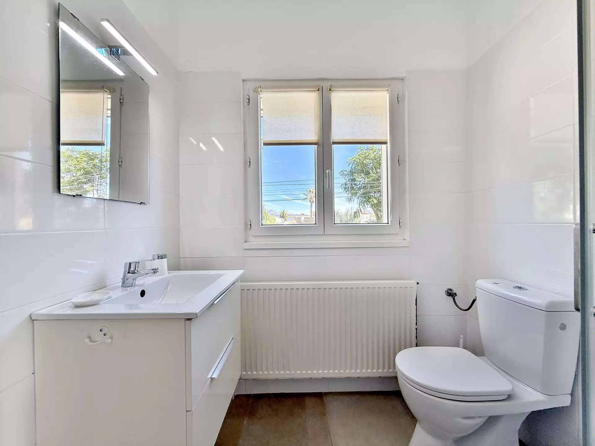 Villa with 2 apartments, tourist license, garage and pool in Empuriabrava