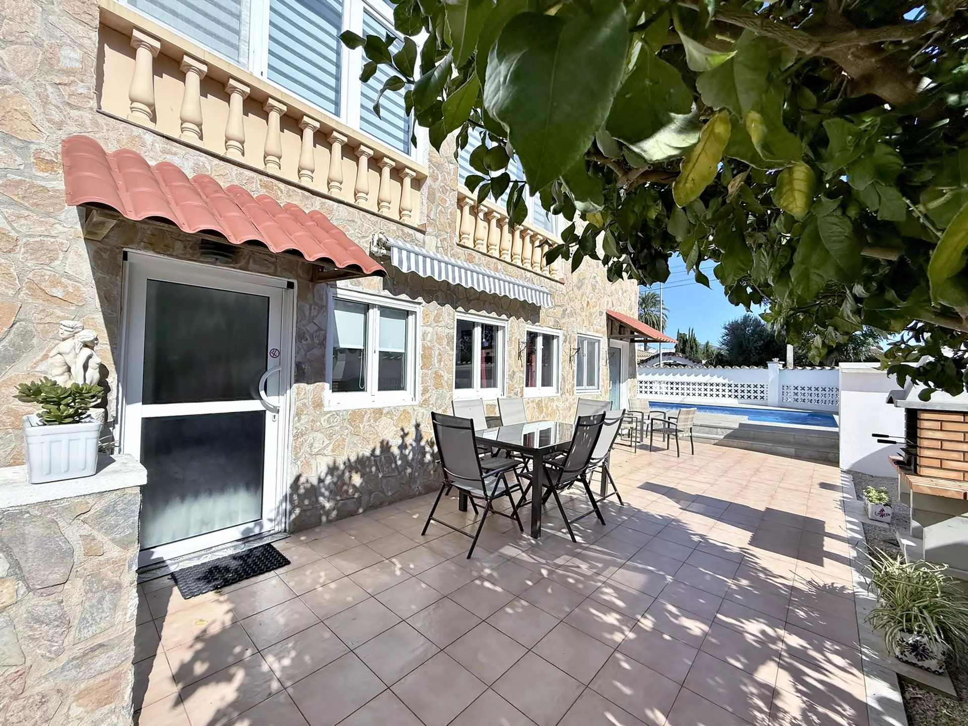 Villa with 2 apartments, tourist license, garage and pool in Empuriabrava