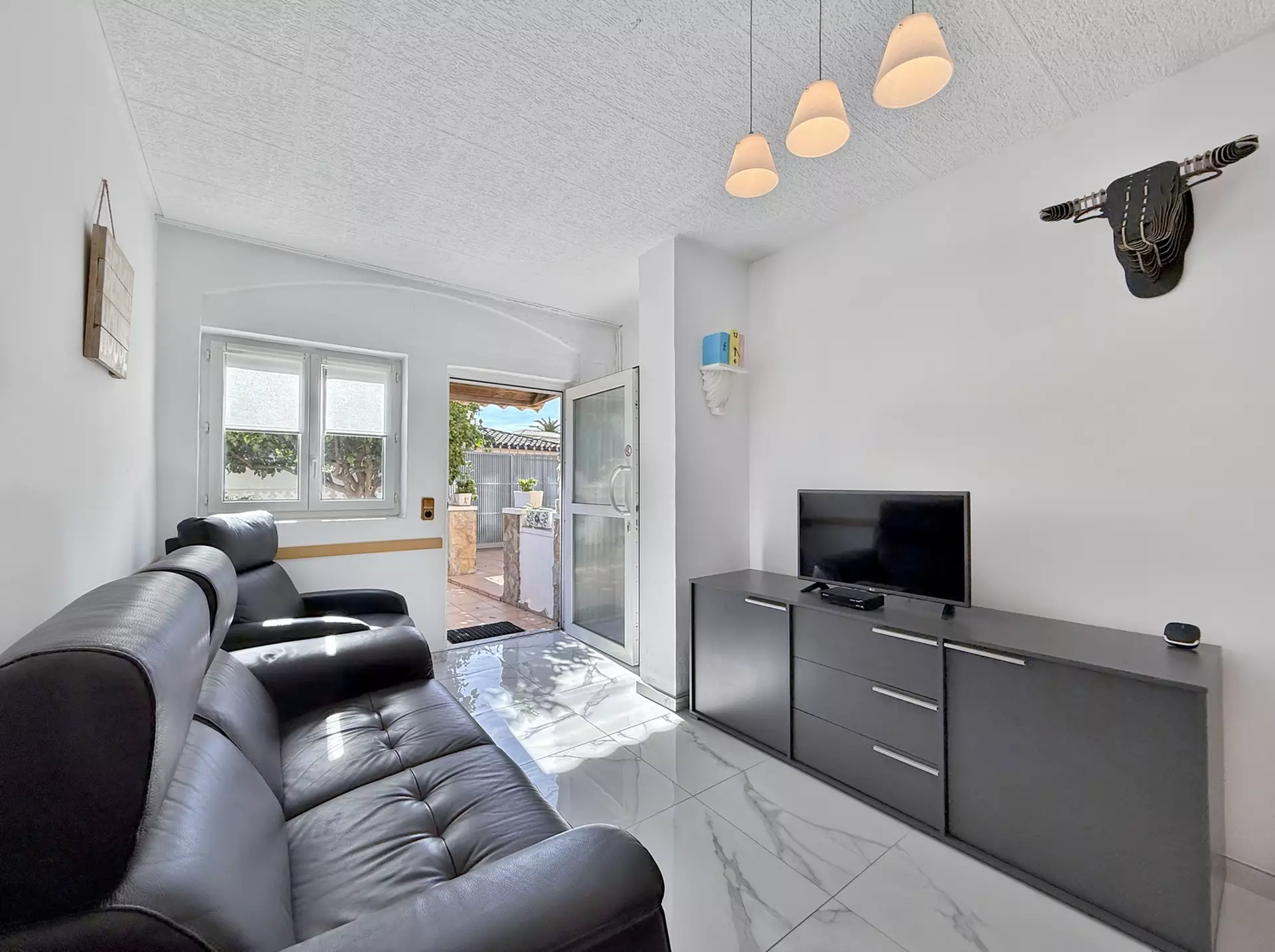 Villa with 2 apartments, tourist license, garage and pool in Empuriabrava
