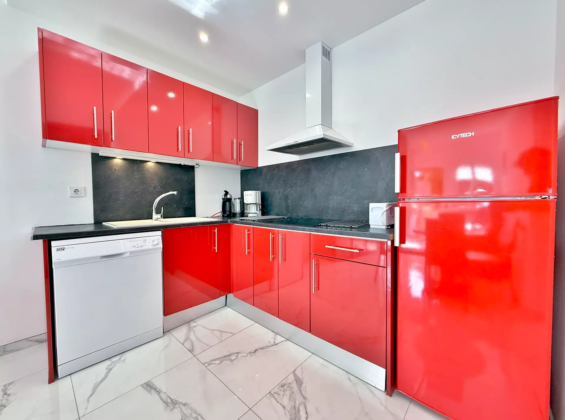 Villa with 2 apartments, tourist license, garage and pool in Empuriabrava