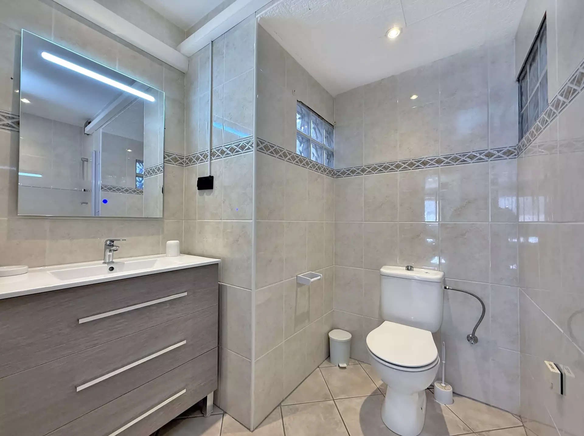 Villa with 2 apartments, tourist license, garage and pool in Empuriabrava