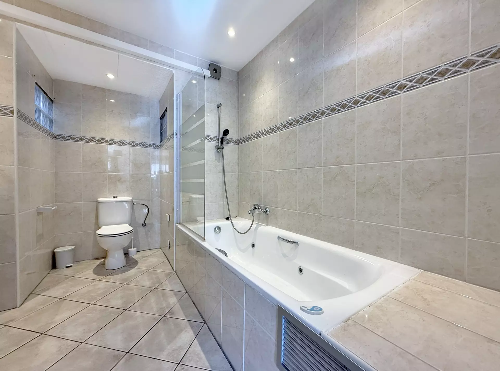 Villa with 2 apartments, tourist license, garage and pool in Empuriabrava