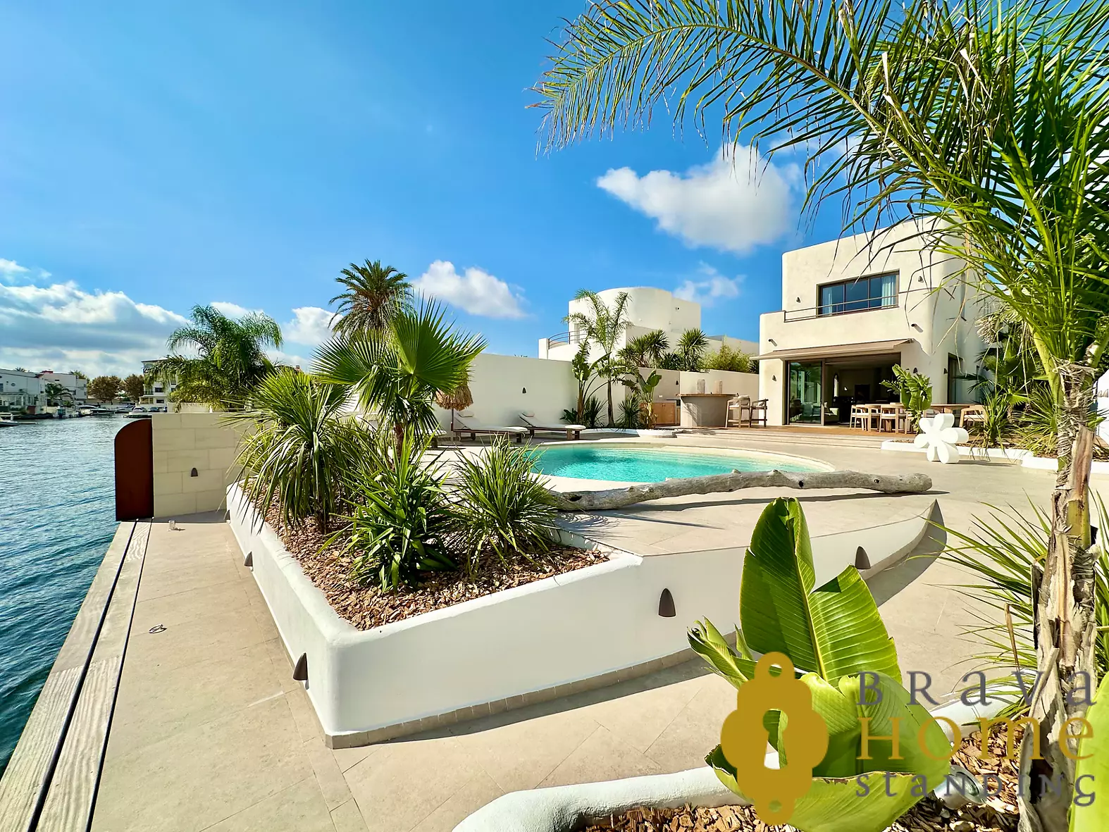 Vila d’arquitecte en venda amb amarratge privat de 12 m a Empuriabrava