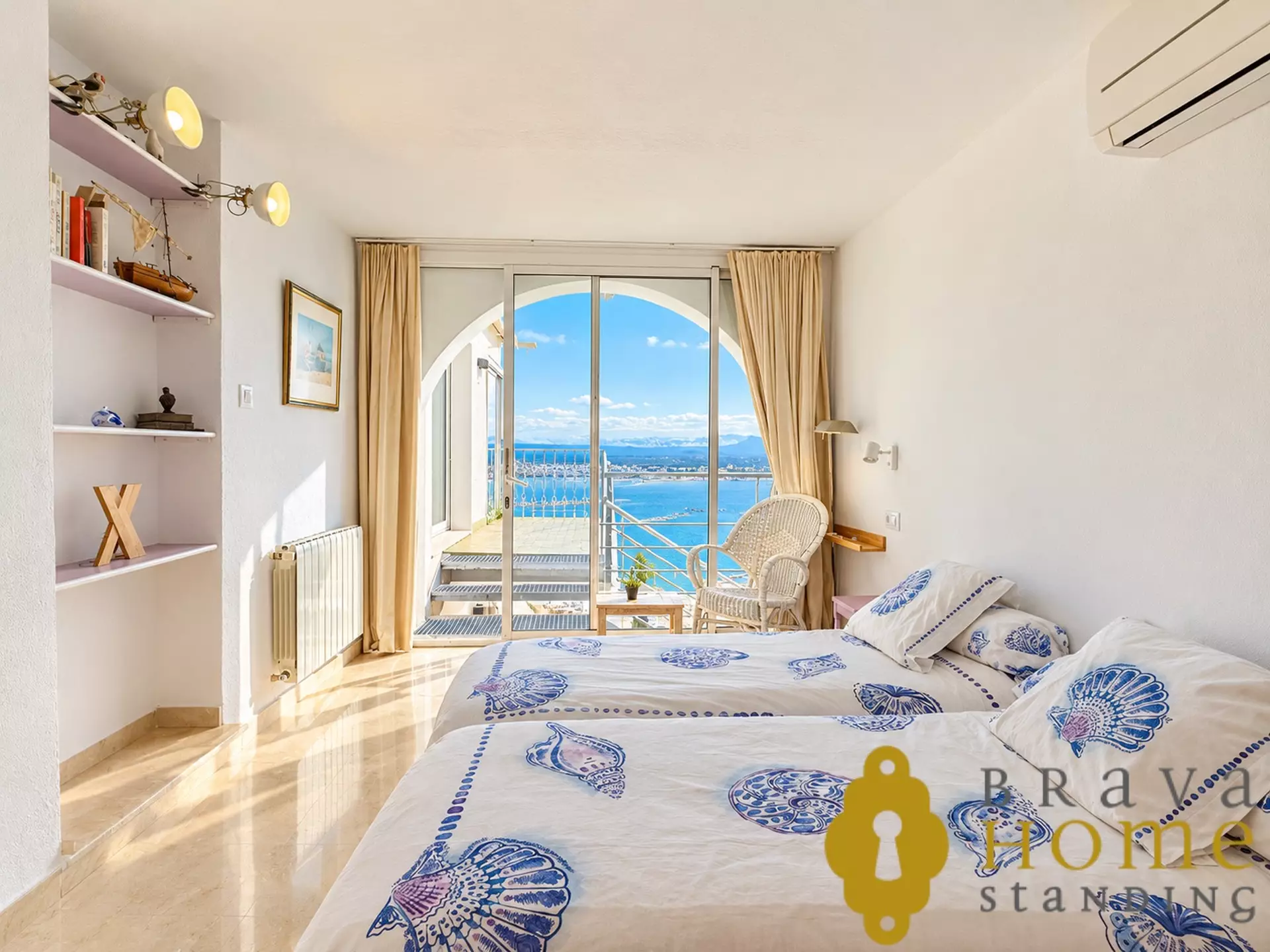 Beautiful house with swimming pool and sea views, in Roses