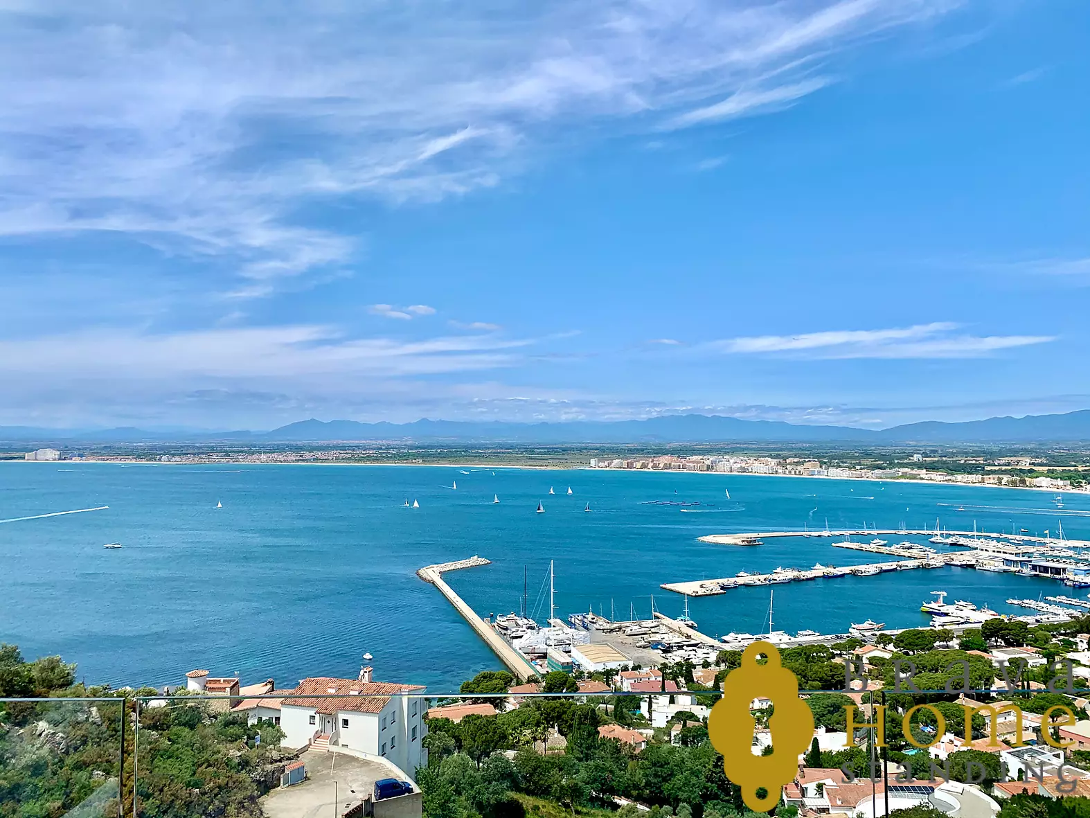 Casa en venda a Roses de 179 m² amb piscina desbordant i vistes al mar