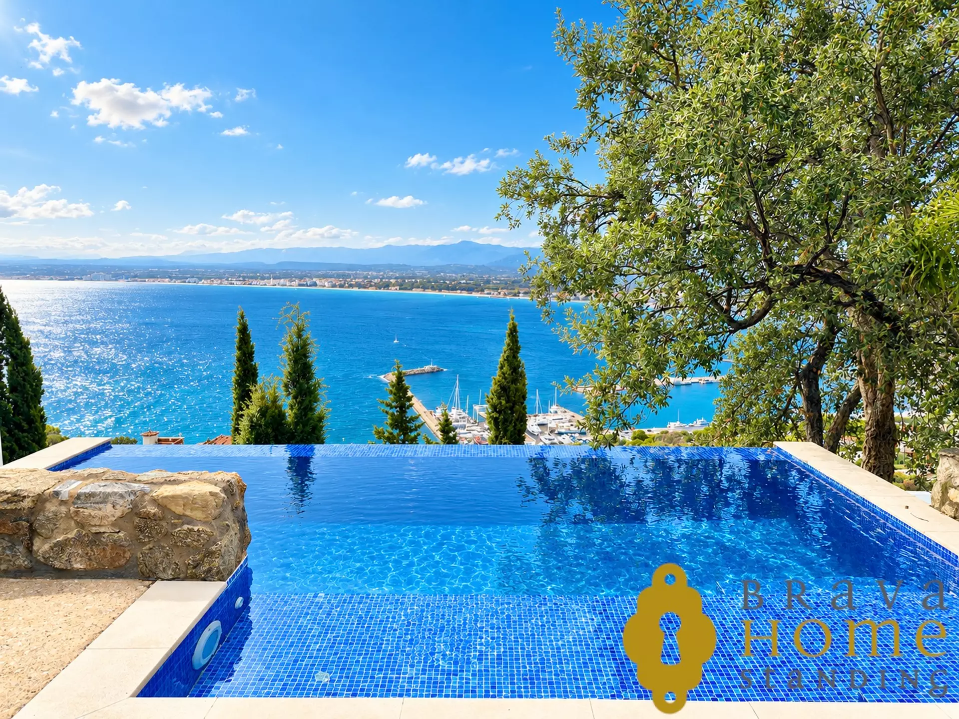 Beautiful house with swimming pool and sea views, in Roses