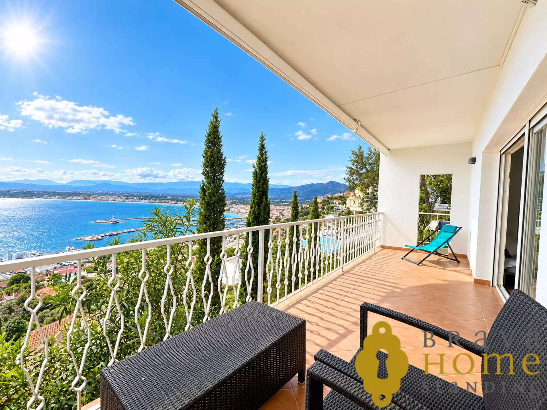 Beautiful house with swimming pool and sea views, in Roses