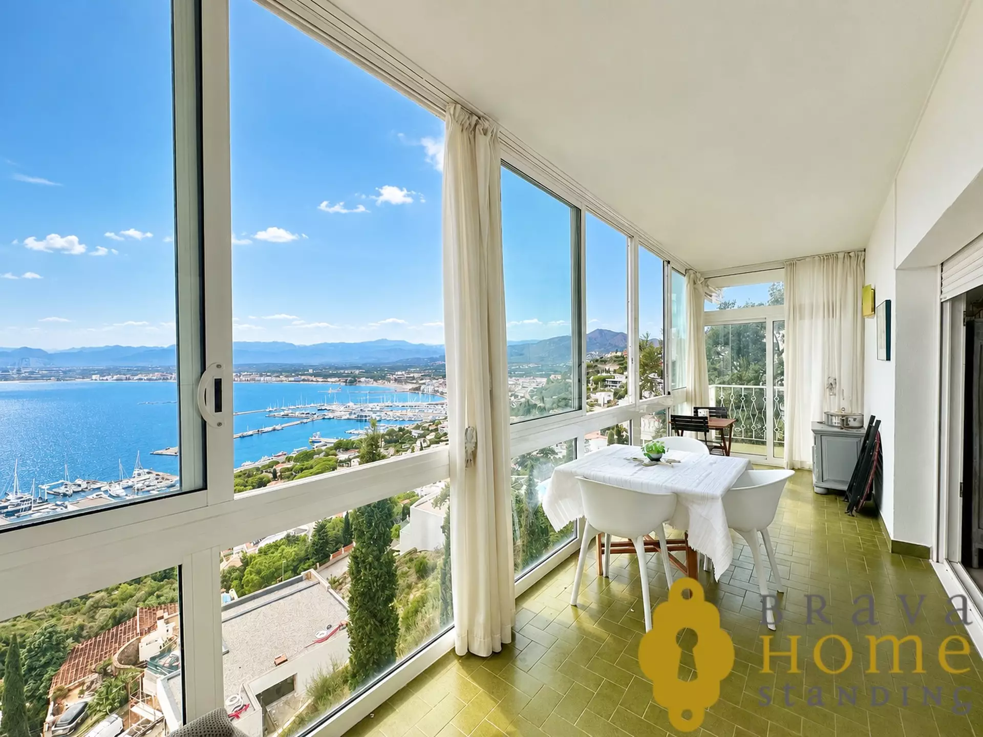 Beautiful house with swimming pool and sea views, in Roses