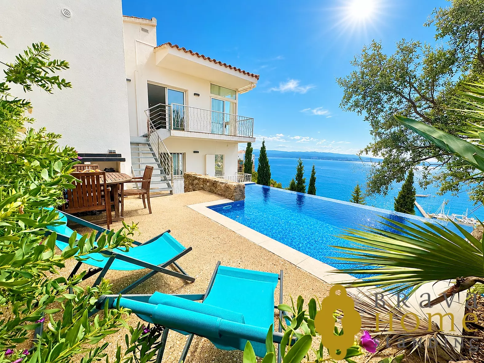 Casa en venda a Roses de 179 m² amb piscina desbordant i vistes al mar